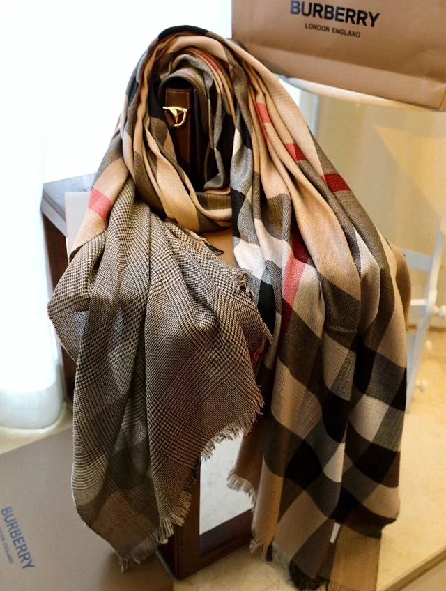 Burberry Scarves Check Plaid Scarf product detail image 4