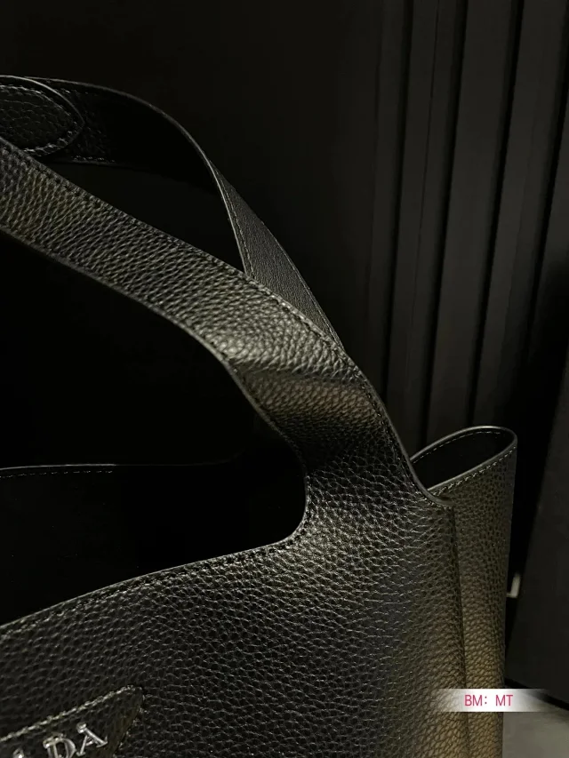 Prada Handbags Grained Tote Bag product detail image 3