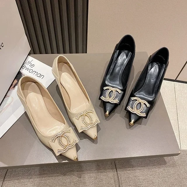 CHANEL High Heels Pointed-Toe Rhinestone Double-C Buckle Pumps product detail image 4