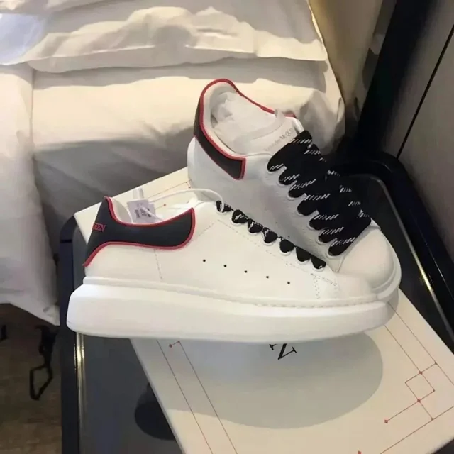 Alexander McQueen Sneakers Oversized low-top with contrast heel tabs product detail image 4