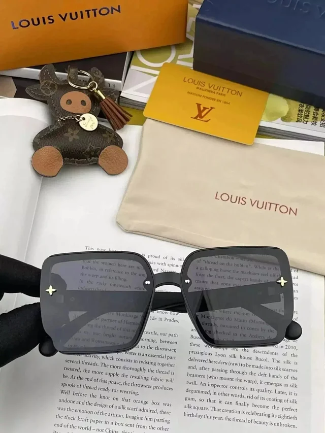 Louis Vuitton Eyewear Oversized Square Sunglasses product detail image 4