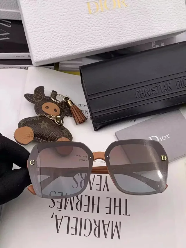 Louis Vuitton Eyewear Oversized Square Sunglasses product detail image 5