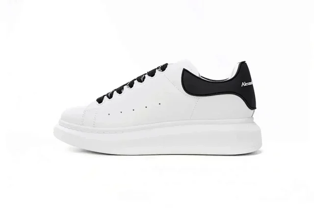 Alexander McQueen Sneakers Oversized Sneaker with contrast heel tab product detail image 4