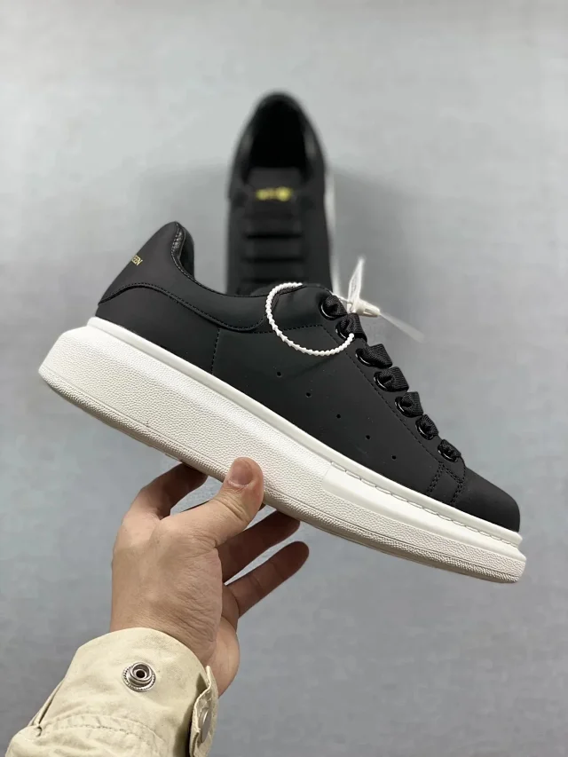 Alexander McQueen Sneakers Oversized Sneaker with Contrast Heel Tab product detail image 8