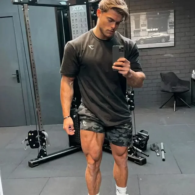 Gymshark T-Shirts Fitted raglan-sleeve athletic T-shirt product detail image 7