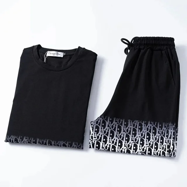Louis Vuitton Matching Sets Short-sleeve T-shirt and drawstring shorts set with monogram print product detail image 5