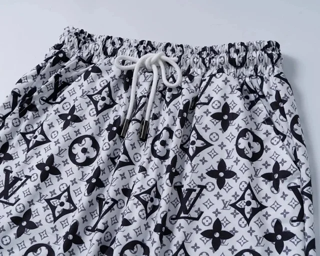 Louis Vuitton Matching Sets Short-sleeve T-shirt and drawstring shorts set with monogram print product detail image 9