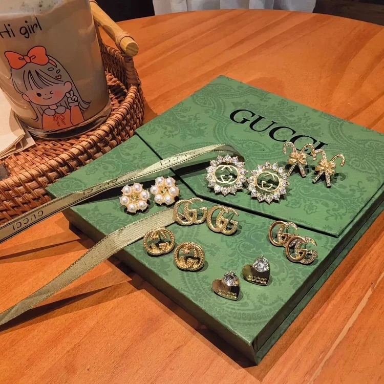 brand earrings (29 s