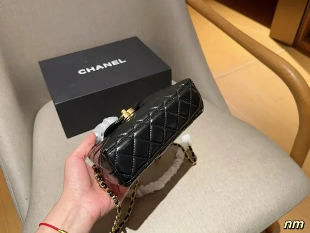 Chanel Crossbody Bags Quilted Top-Handle Chain Bag product detail image 4