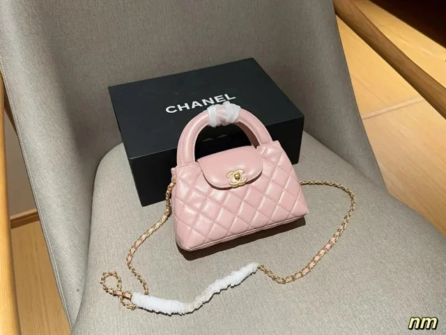 Chanel Crossbody Bags Quilted Top-Handle Chain Bag product detail image 10