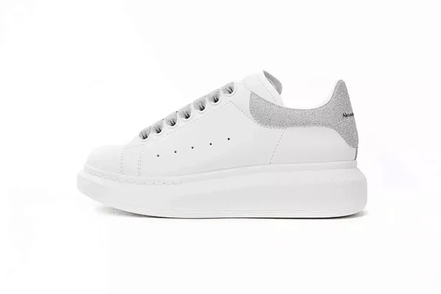 Alexander McQueen Sneakers Oversized Sneaker with contrast heel tab product detail image 2