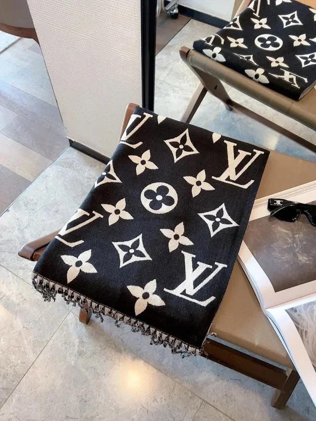 Louis Vuitton Scarves Fringed Monogram Scarf product detail image 6