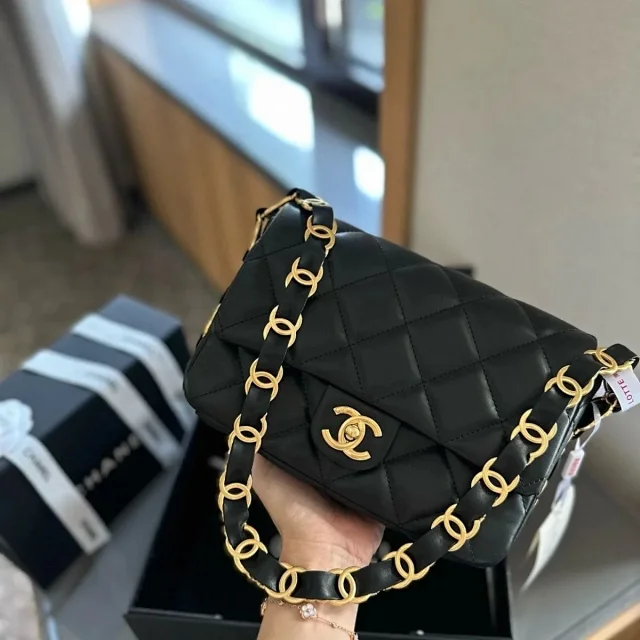Chanel Shoulder Bags Quilted Chain Bag with Interlocking CC Clasp product detail image 5