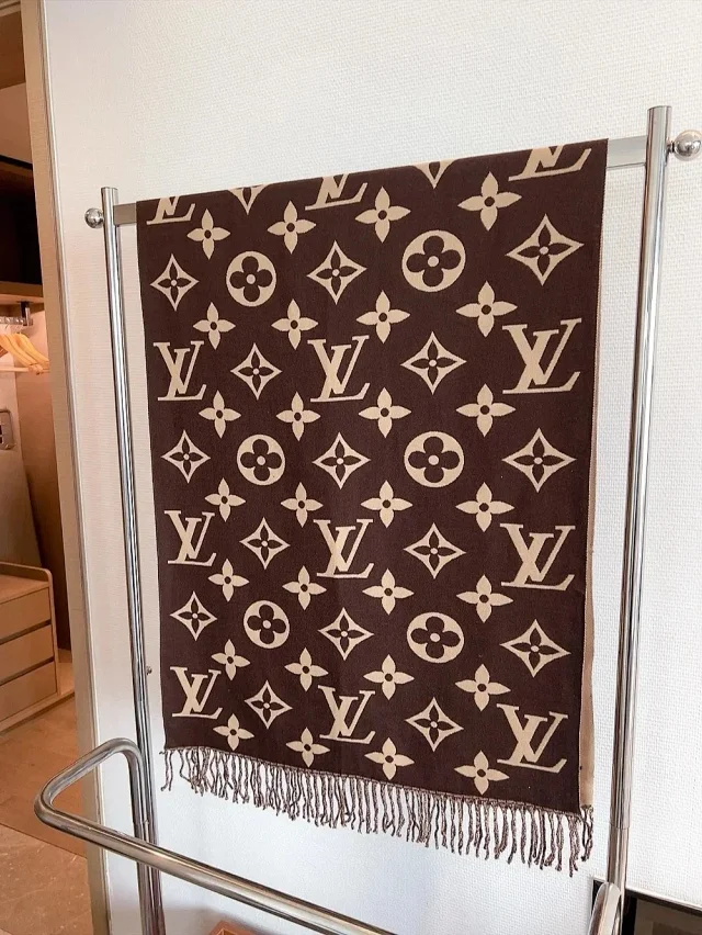Louis Vuitton Scarves Fringed Monogram Scarf product detail image 9