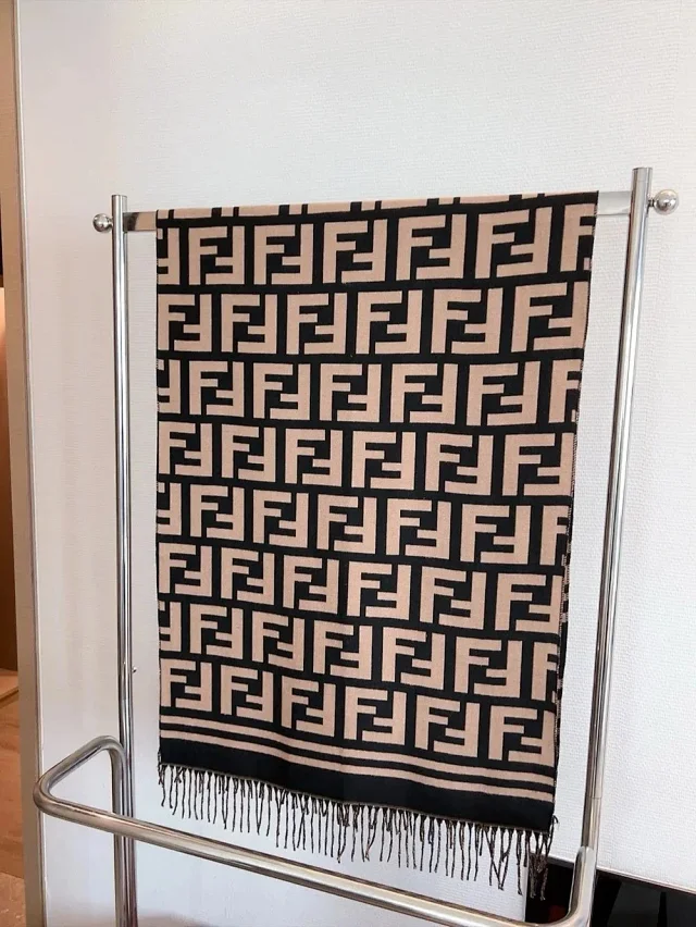 Louis Vuitton Scarves Fringed Monogram Scarf product detail image 12