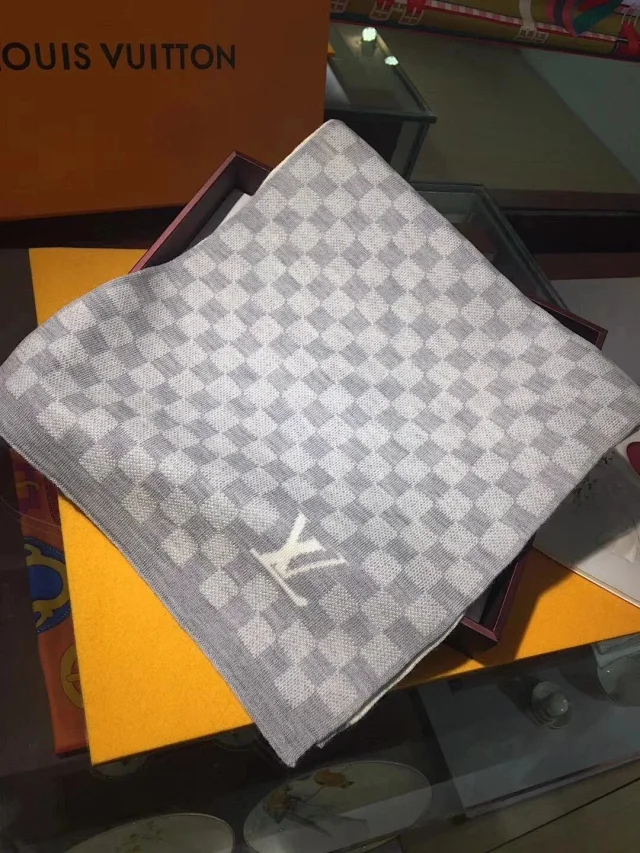 Louis Vuitton Scarves Fringed Monogram Scarf product detail image 7