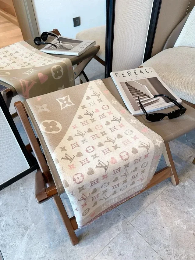 Louis Vuitton Scarves Fringed Monogram Scarf product detail image 8