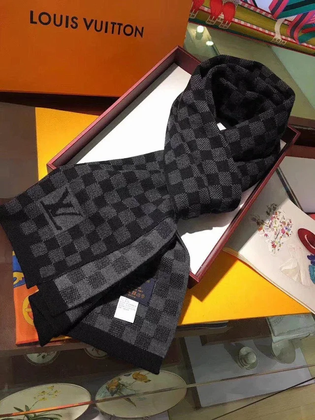 Louis Vuitton Scarves Fringed Monogram Scarf product detail image 4