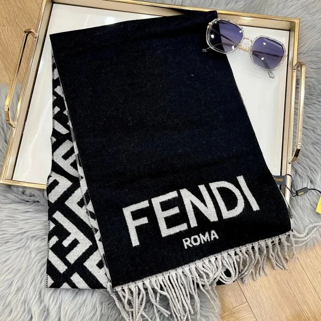 Louis Vuitton Scarves Fringed Monogram Scarf product detail image 11