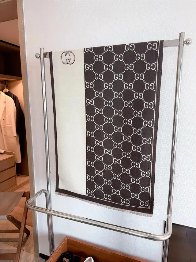 Louis Vuitton Scarves Fringed Monogram Scarf product detail image 15