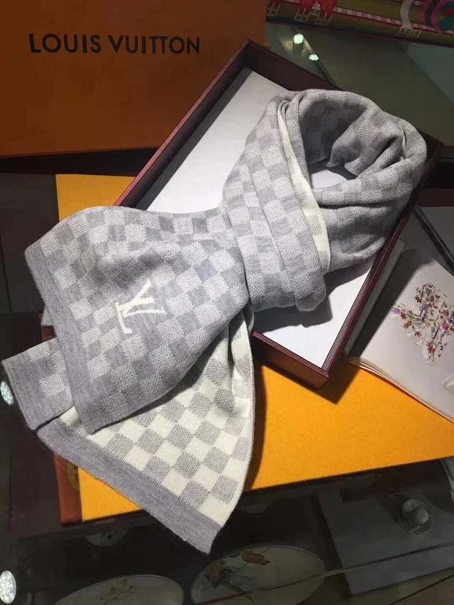 Louis Vuitton Scarves Fringed Monogram Scarf product detail image 5