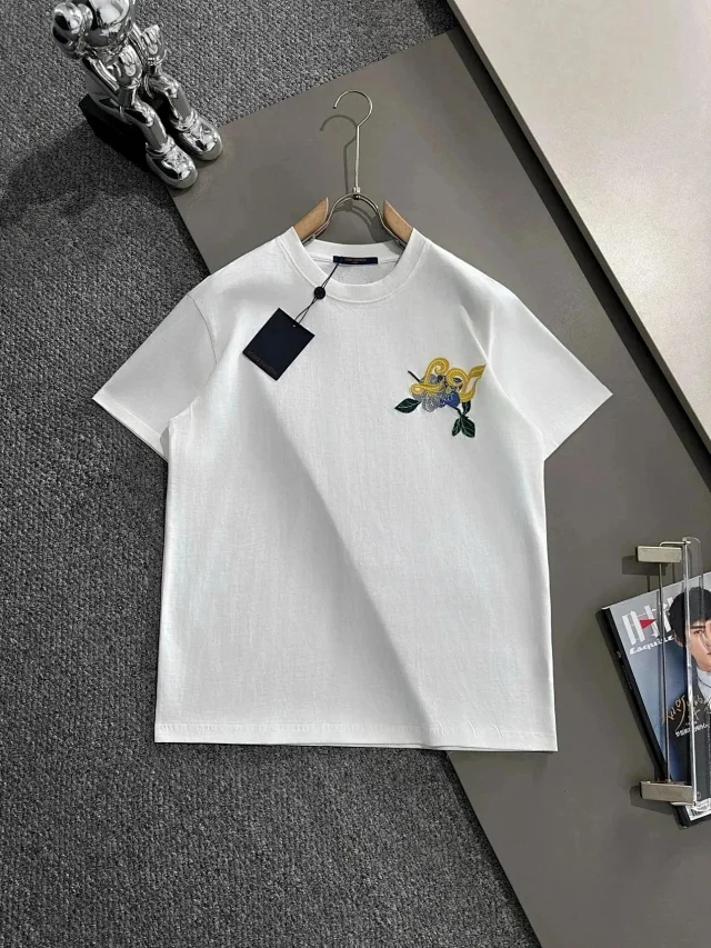 Louis Vuitton T-Shirts Short-Sleeve Logo Graphic product detail image 9