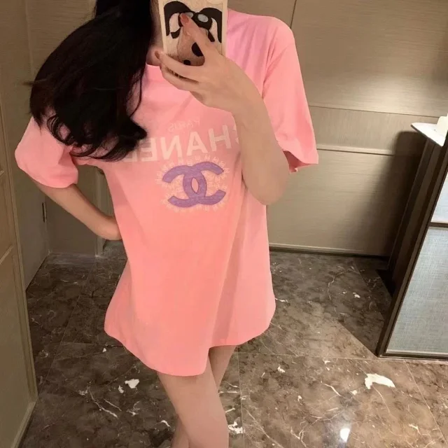 Chanel T-Shirts Short-sleeve logo graphic T-shirt product detail image 3