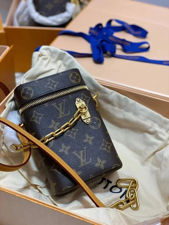 Louis Vuitton Crossbody Bags Monogram Zip Bag product detail image 9