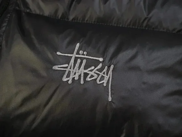 Stüssy Down Jackets Hooded puffer jacket with curved front pockets product detail image 7
