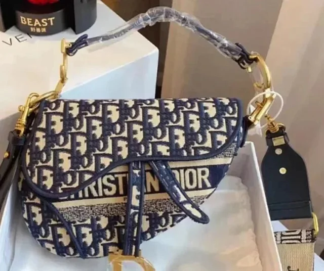 Louis Vuitton Crossbody Bags Monogram Zip Bag product detail image 4