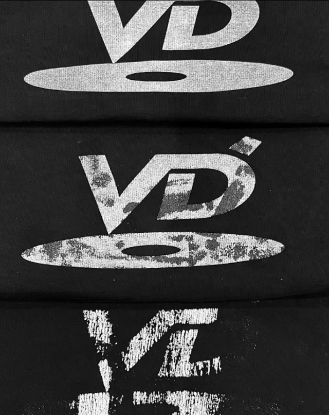 Vuja Dé T-Shirts VD logo print product detail image 1