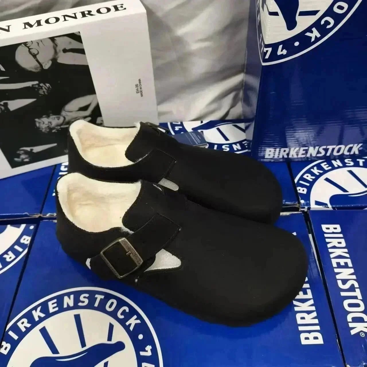 Fully Enclosed Black Leather Upper with Fleece