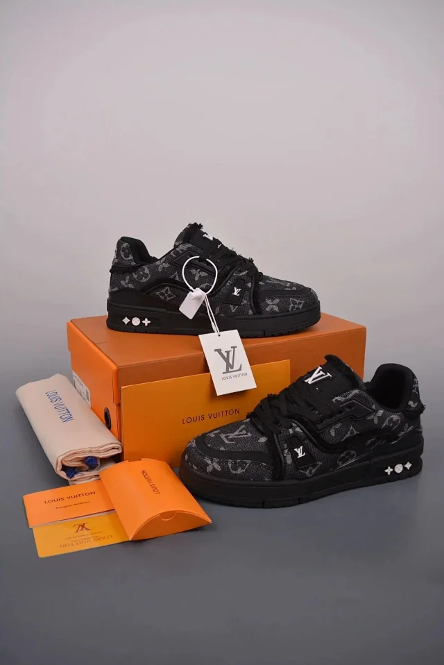 Louis Vuitton Sneakers Low-Top Monogram Lace-Up product detail image 2