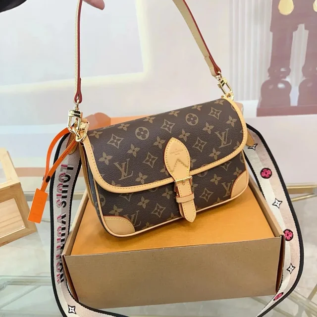 Louis Vuitton Handbags Monogram Top-Handle Handbag product detail image 2