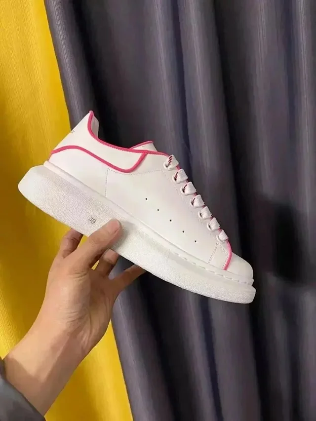 Alexander McQueen Sneakers Oversized low-top with contrast heel tabs product detail image 5