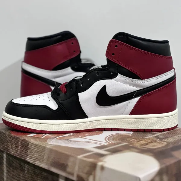 Air Jordan 1 High OG Pine Green Sneakers - 11