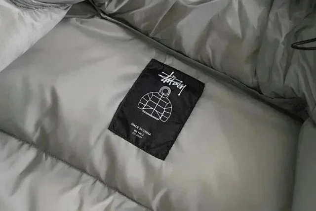Stüssy Down Jackets Hooded puffer jacket with curved front pockets product detail image 4