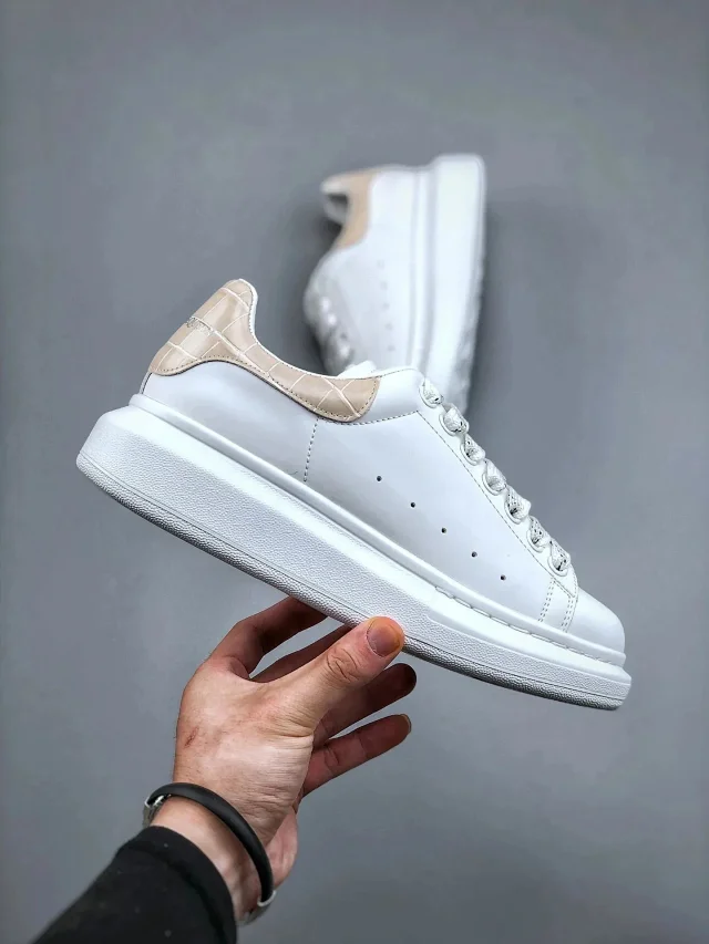 Alexander McQueen Sneakers Oversized Sneaker with Contrast Heel Tab product detail image 4
