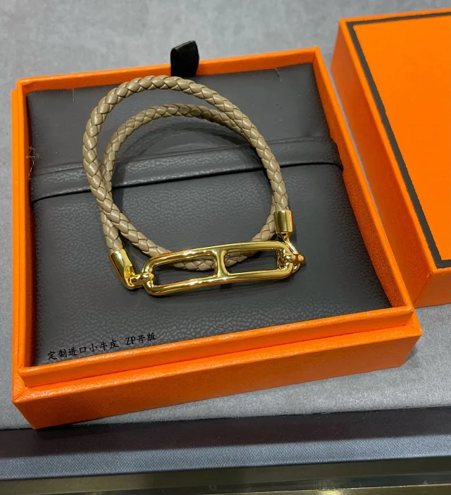 Hermès Jewelry H Pendant Necklace product detail image 9