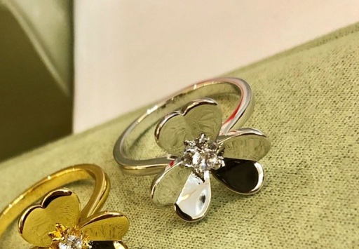 15（V*a*n C*l*e* & A*r*p*e*l*）