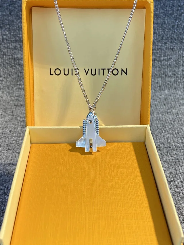 Louis Vuitton Jewelry Assorted Pendant Necklaces product detail image 5