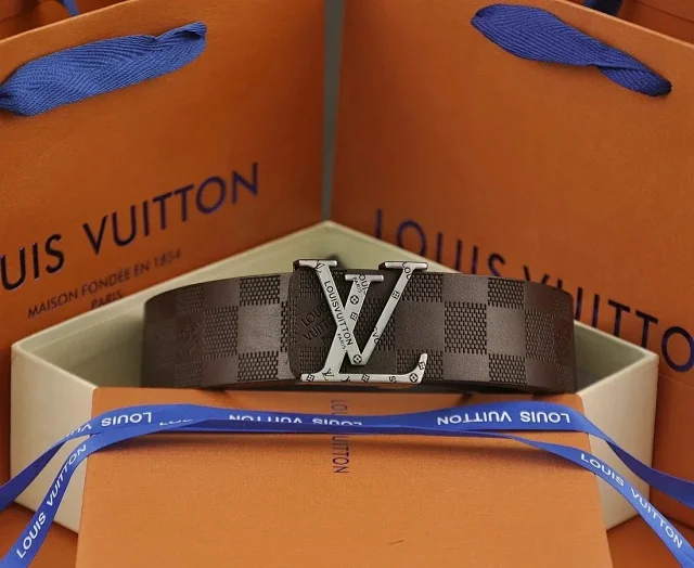 Louis Vuitton Belts Reversible checkered belt with LV buckle product detail image 4