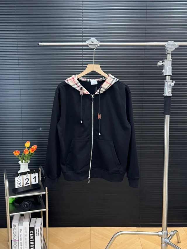 Burberry Hoodies & Sweatshirts Zip-Up Hooded Sweatshirt with Equestrian Knight Logo product detail image 1