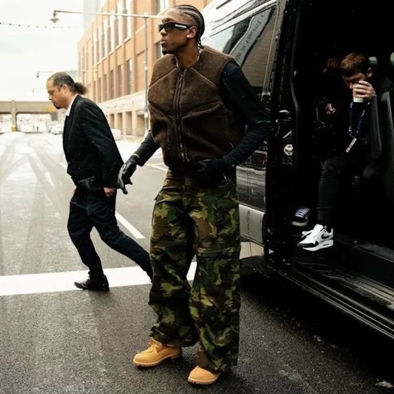 American High Street Vtm Camouflage Multi-Flap Pocket Pants · 2