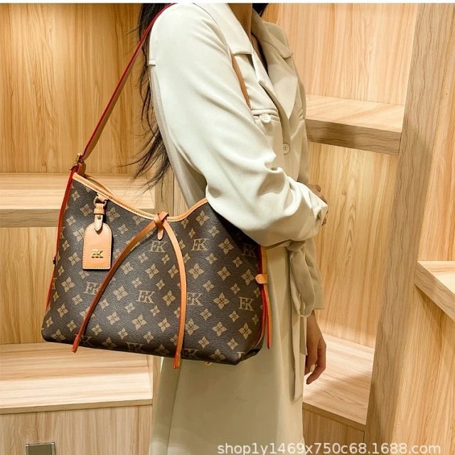 Lv backpack: seller detail photo 3