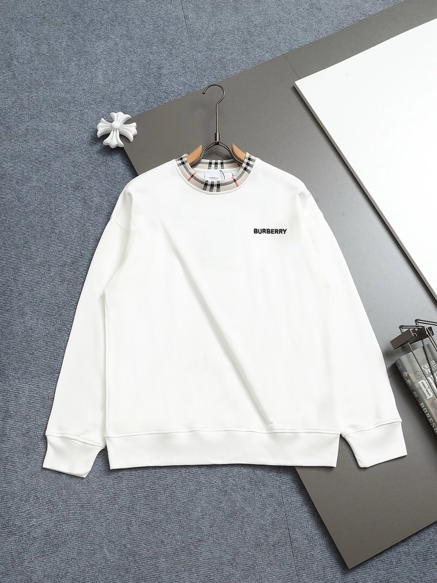 Burberry Hoodies & Sweatshirts Crewneck Long-Sleeve Sweatshirt — 0405026CPZC