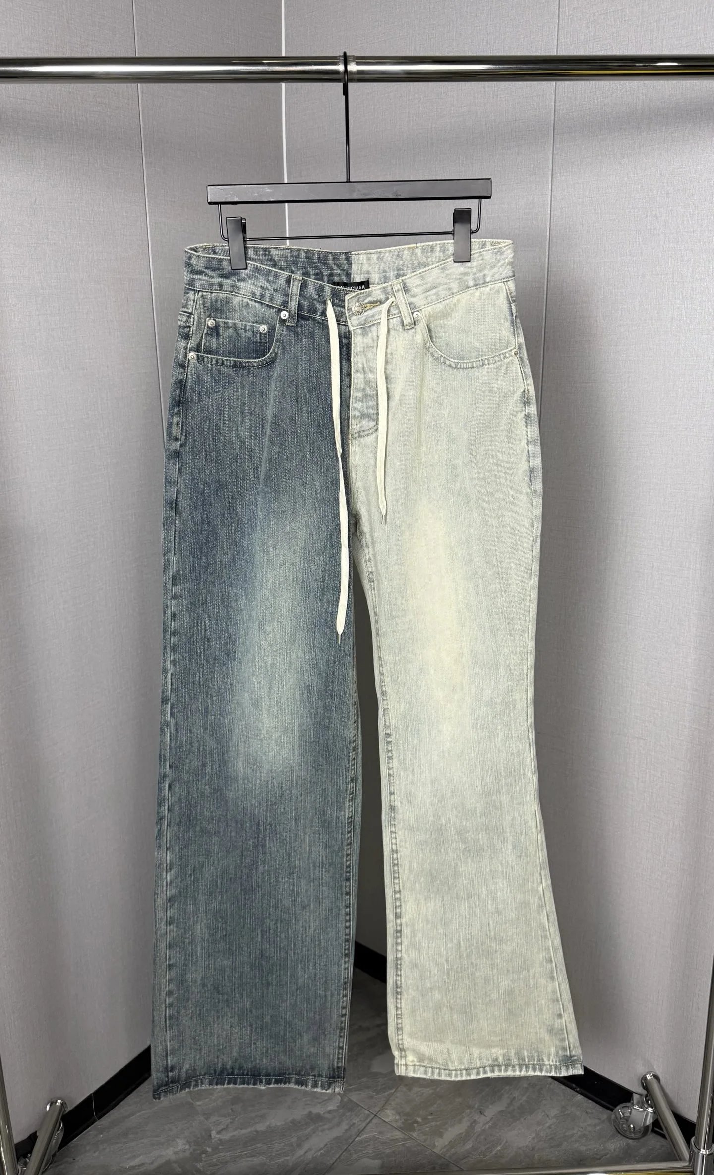 Balenciaga Jeans Straight-Leg Logo — 3209017CPZC