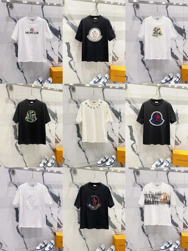 Moncler T-Shirts Short-Sleeve Logo Graphic T-Shirt product detail image 1