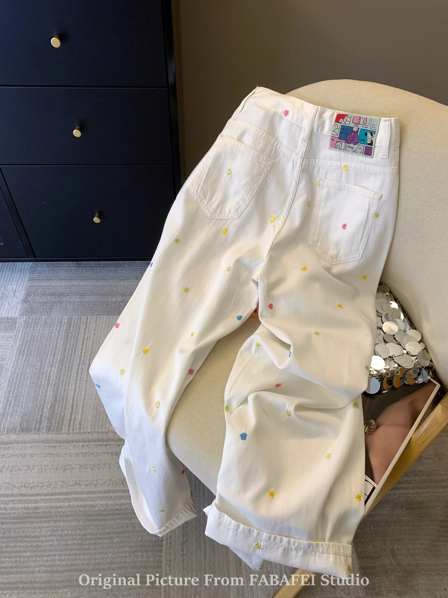Small Floral Embroidered White Jeans · 2