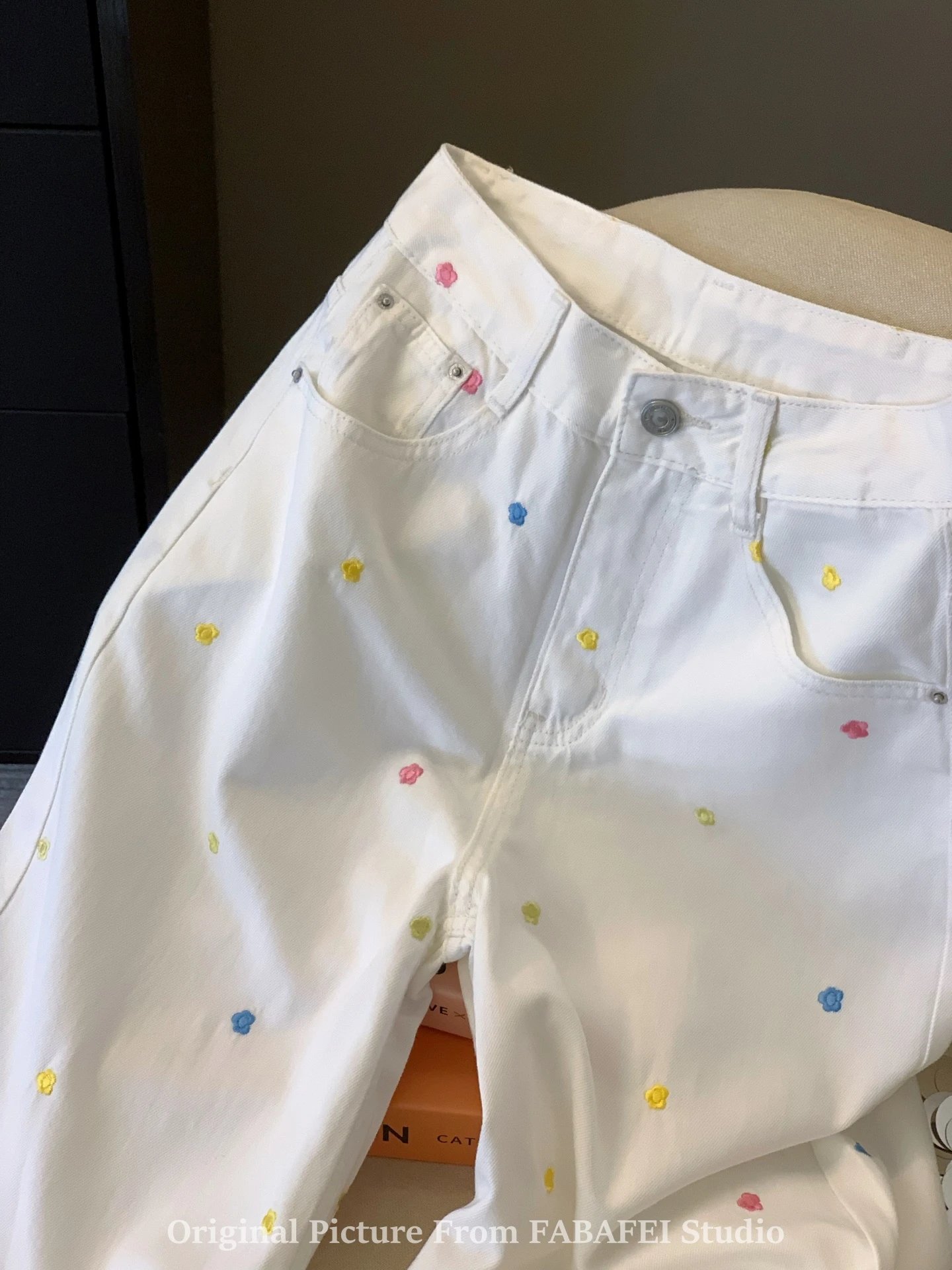 Small Floral Embroidered White Jeans · 3